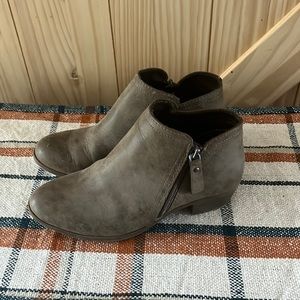 Arizona size 7 Ankle Boots